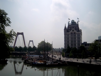 Het Witte Huis und die Willemsbrug vom Oude Haven aus