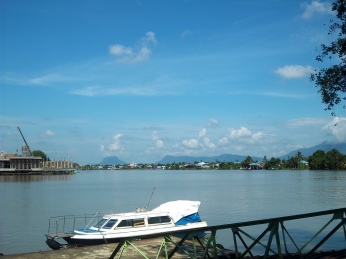Eine Anlegestelle am Sarawak mit Blick auf den Santubong, wo es nachher hingeht