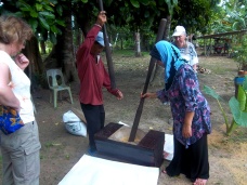 Einheimische zeigen uns wie man Reis schält