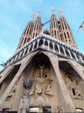 Die kantige Passionsfassade der Sagrada Familia